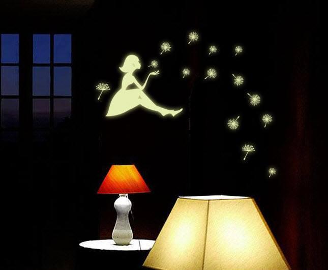Decal dán tường dạ quang cô bé bồ công anh