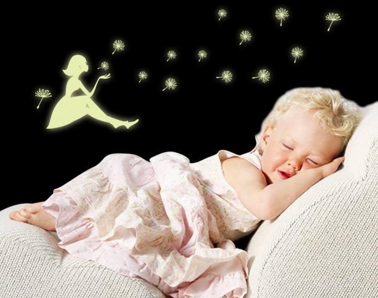Decal dán tường dạ quang cô bé bồ công anh
