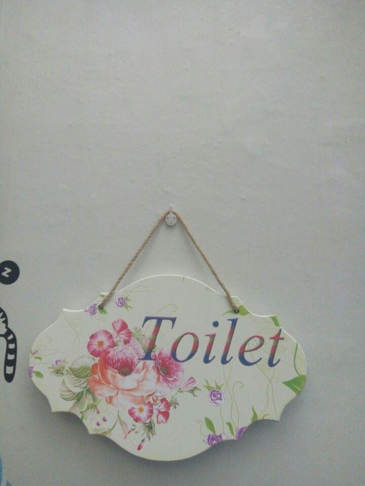 Bảng treo toilet hoa hồng 2