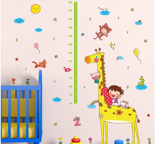 Decal dán tường thước đo bé cưỡi hươu vàng