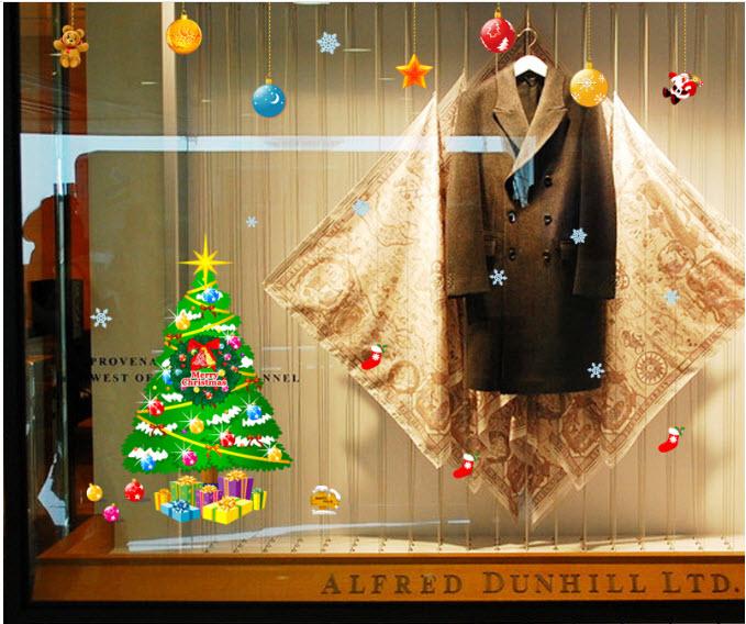 Ông già Noel và cây thông lớn