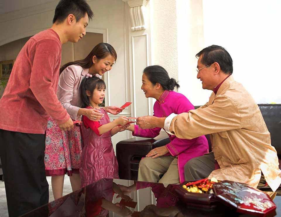 Gợi ý 20 món quà biếu Tết cho bố mẹ gia đình ý nghĩa nhất 2024
