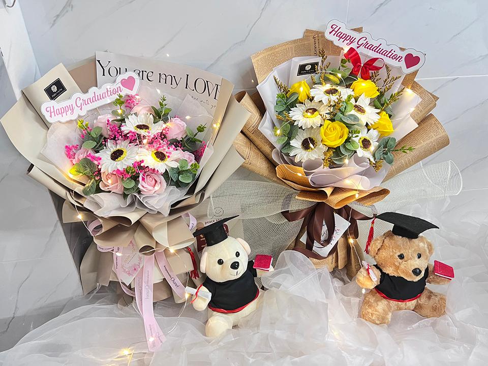 Bó hoa hướng dương sáp thơm kèm gấu bông tốt nghiệp là món quà tặng ý nghĩa nhất