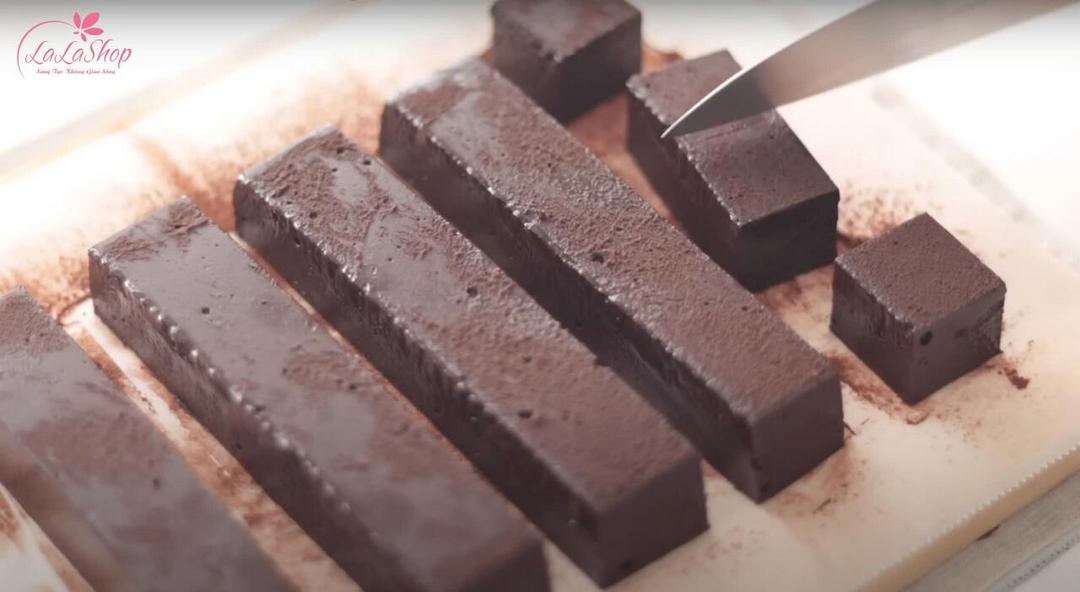 Cắt chocolate