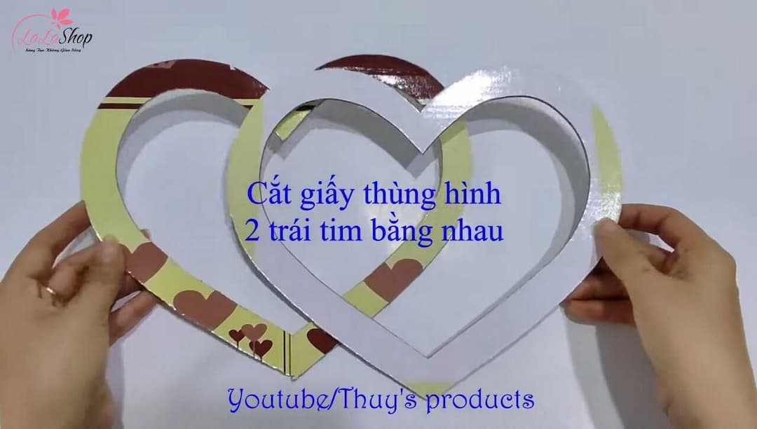 Cắt giấy bìa thành 2 khung như mong muốn