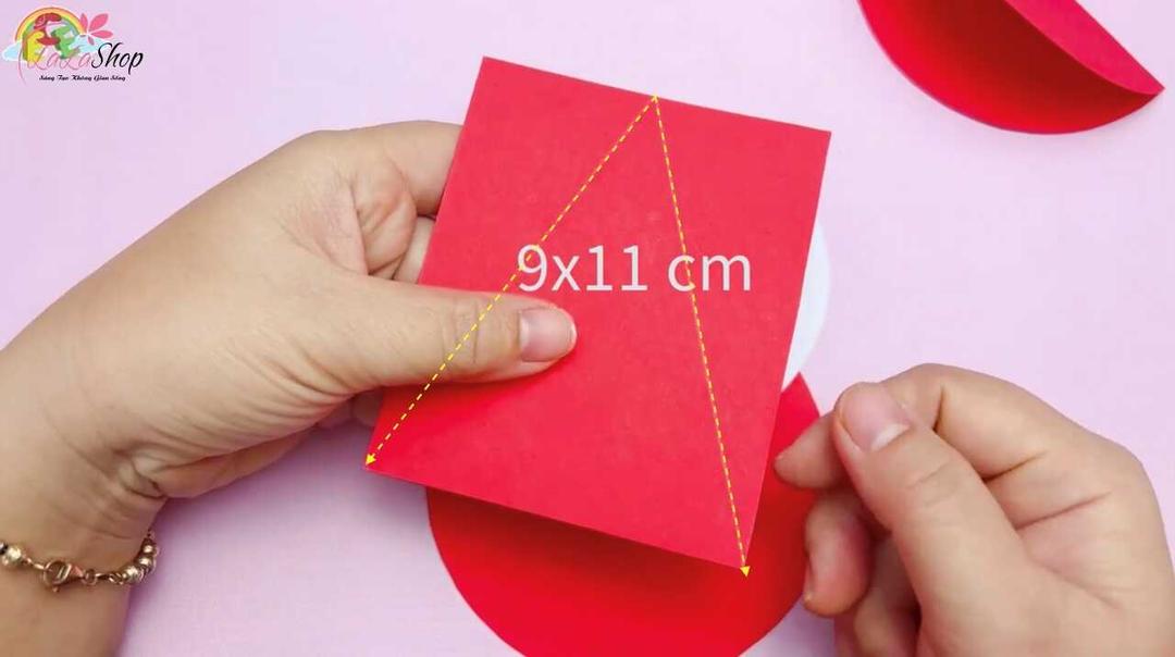 Cắt hình tam giác màu đỏ
