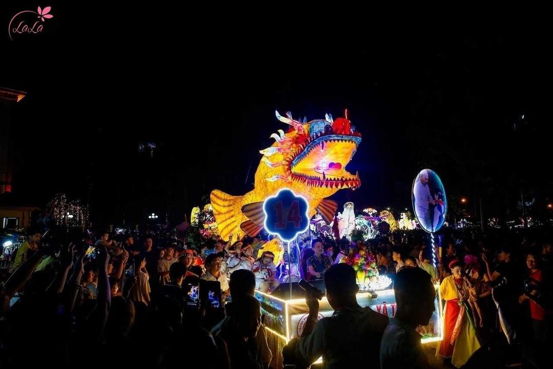 Nhộn nhịp rước lồng đèn lễ hội
