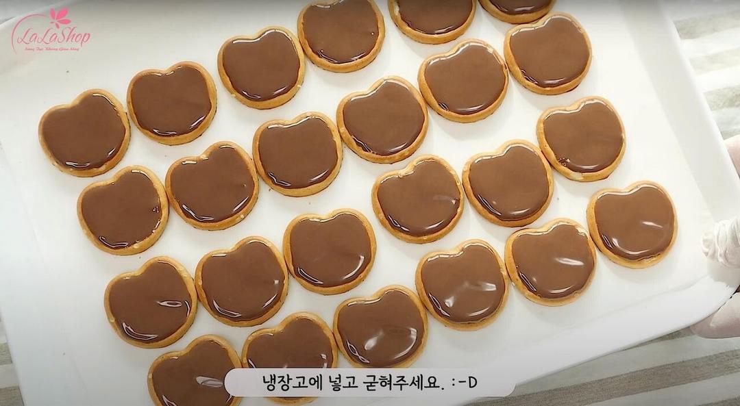 Lấp chocolate lên bánh quy
