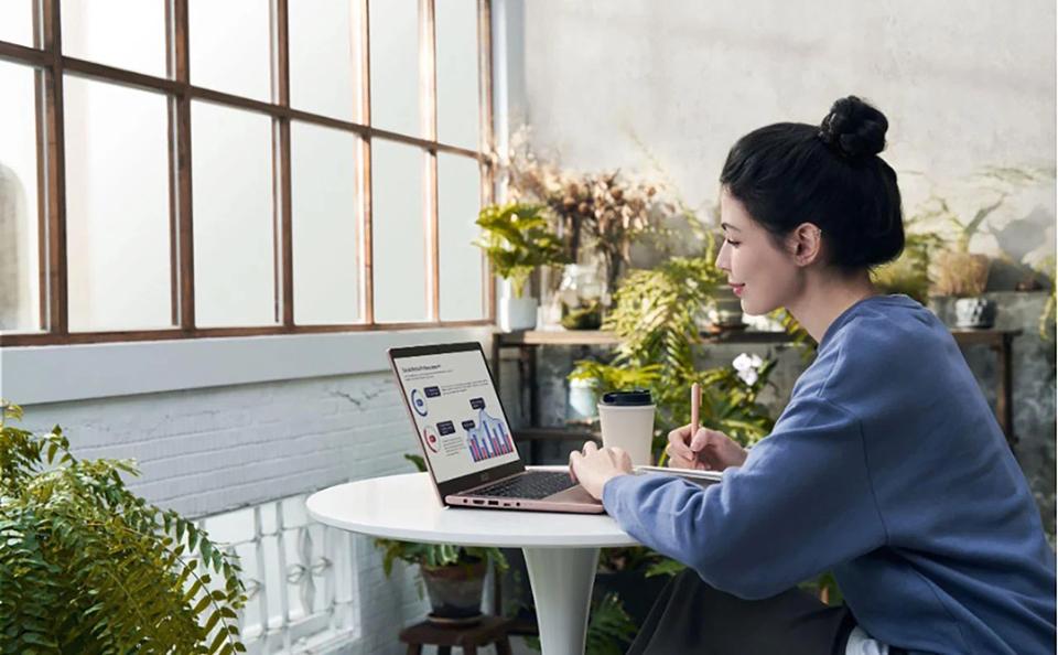 Tặng laptop