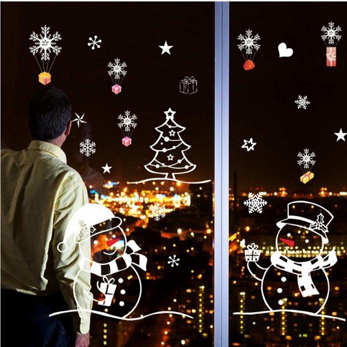 Decal trang trí noel Người tuyết và quà noel (nền trắng đục)