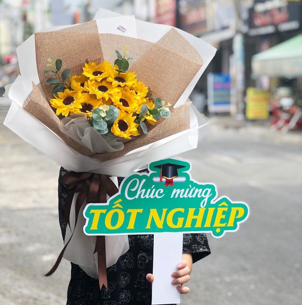 Hashtag cầm tay chúc mừng tốt nghiệp