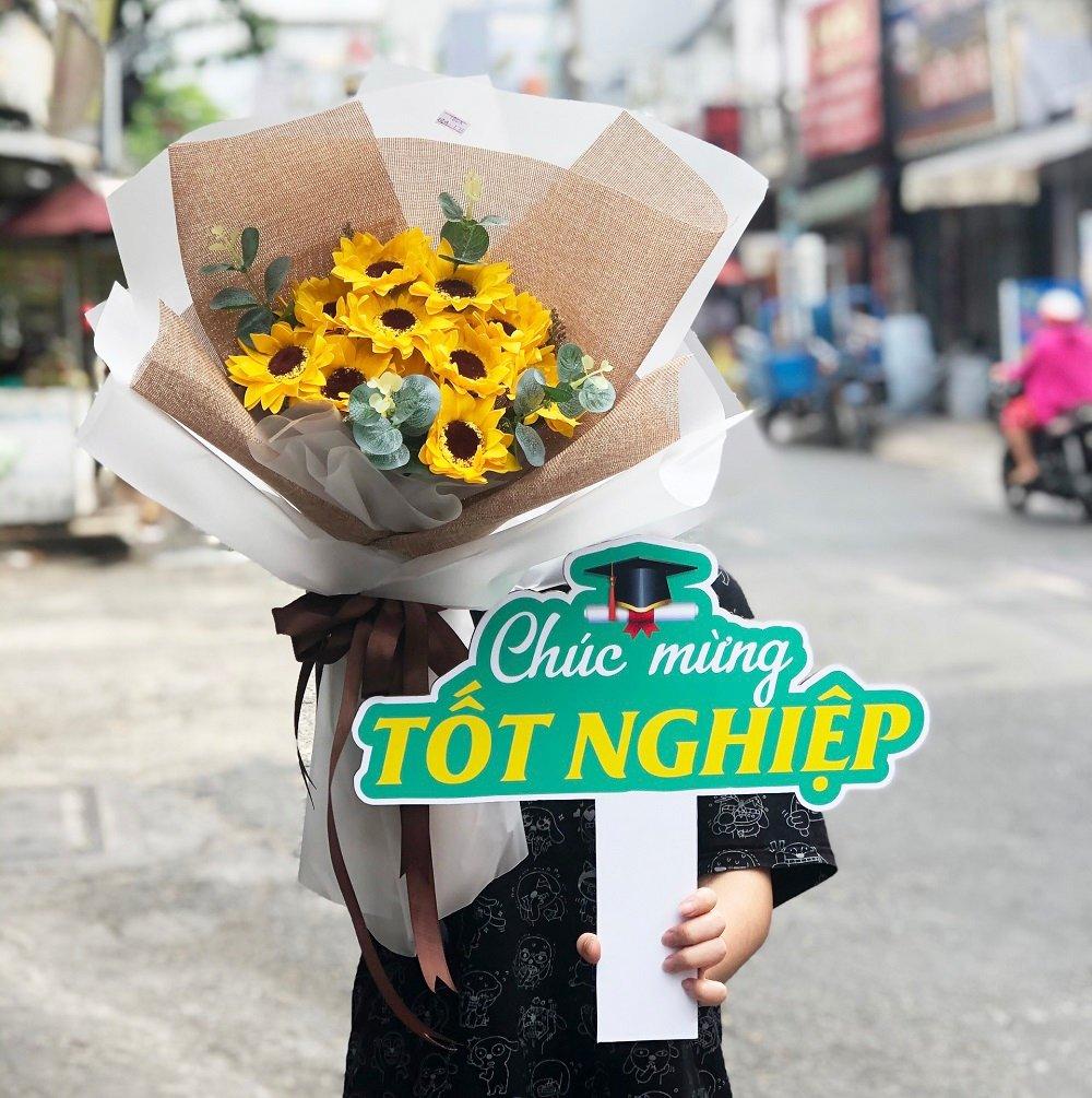 Hashtag cầm tay chúc mừng tốt nghiệp