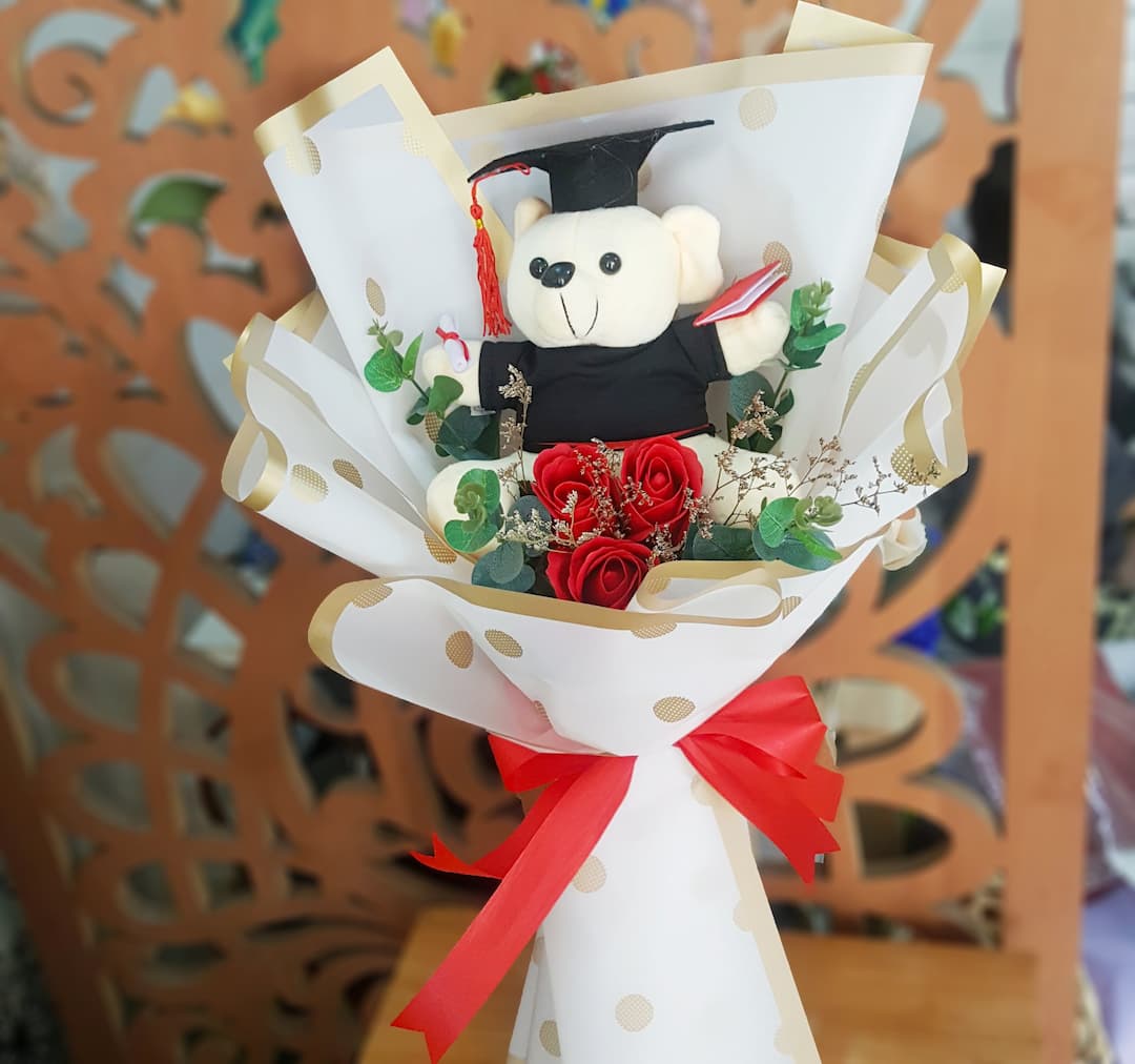 Hoa sáp kèm gấu tốt nghiệp