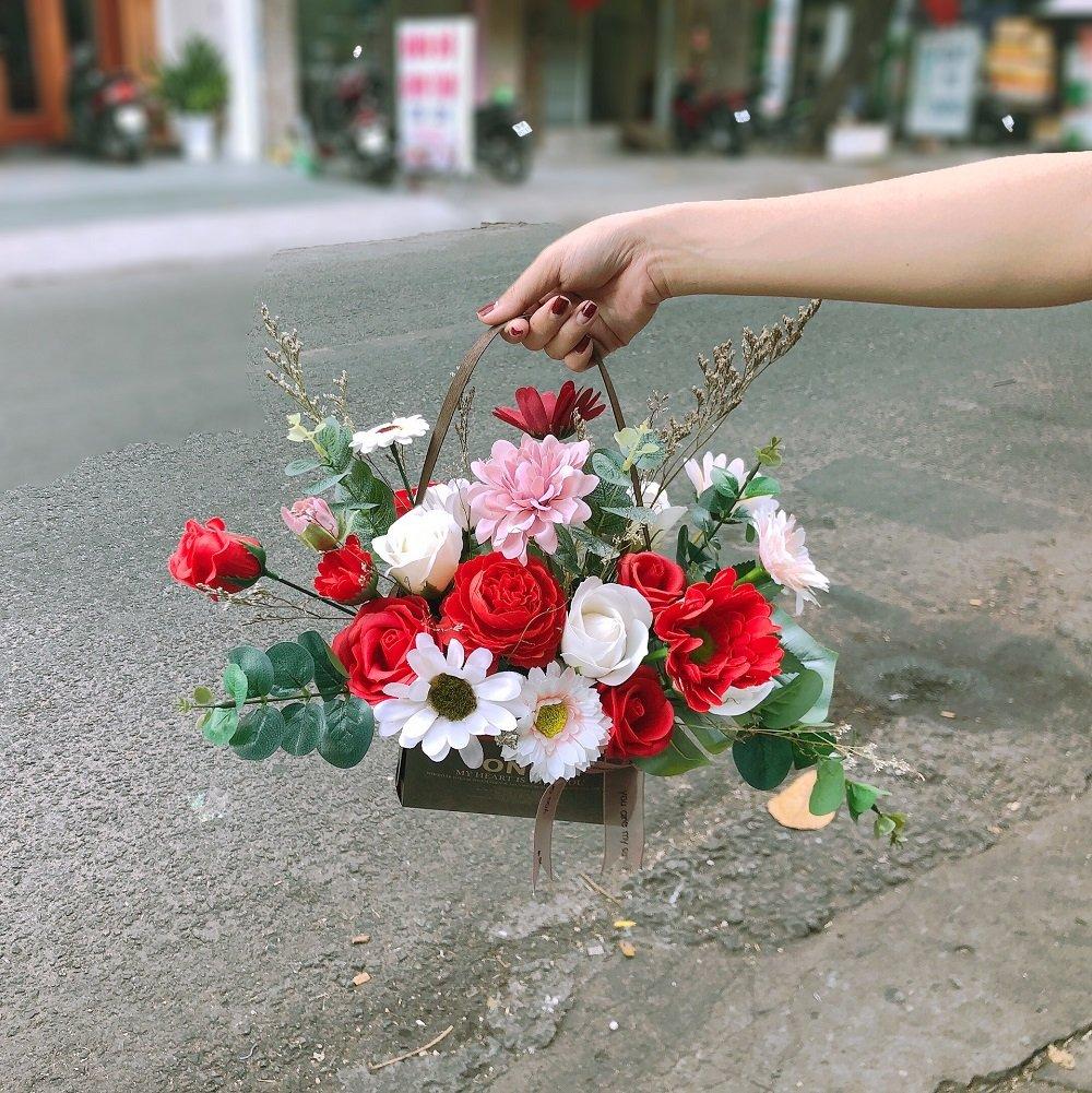 Giỏ hoa sáp sắc màu
