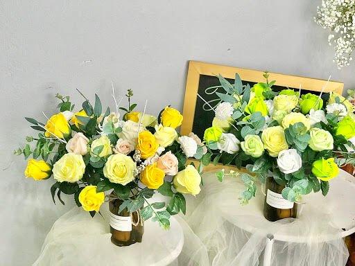 Một bó hoa, lọ hoa hay lẵng hoa trang trí văn phòng tạo không khí làm việc thoải mái