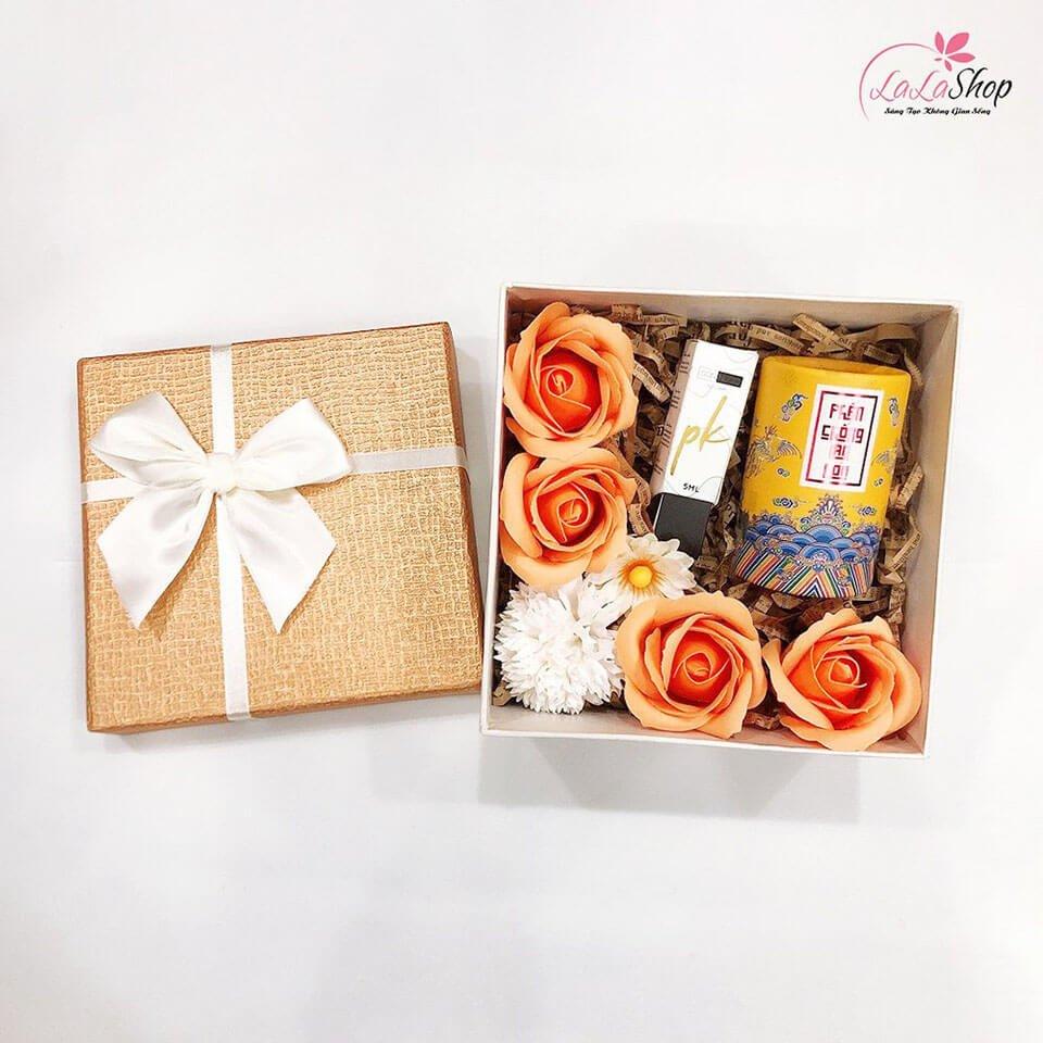 Những hộp quà tặng 20/10 đơn giản ý nghĩa được set với giá cả phải chăng