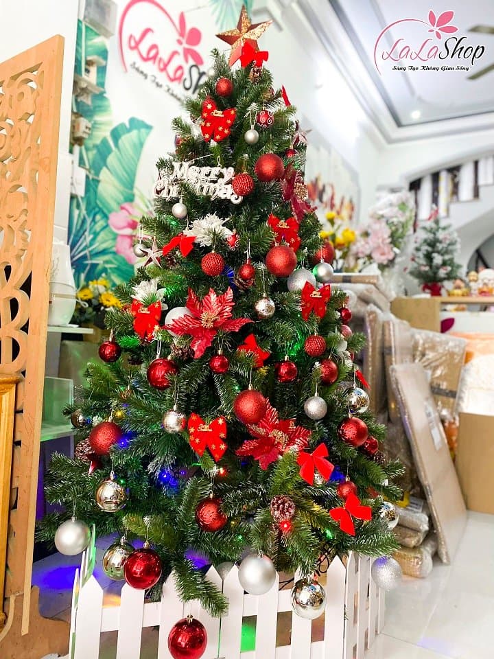 Cây Thông Noel 3 Loại Lá Gắn Trái Thông 1m8 kèm phụ kiện trang trí