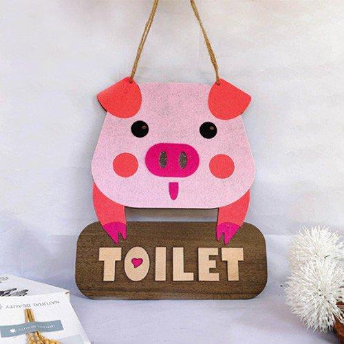 Bảng gỗ heo hồng treo toilet