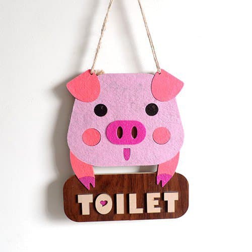 Bảng gỗ heo hồng treo toilet