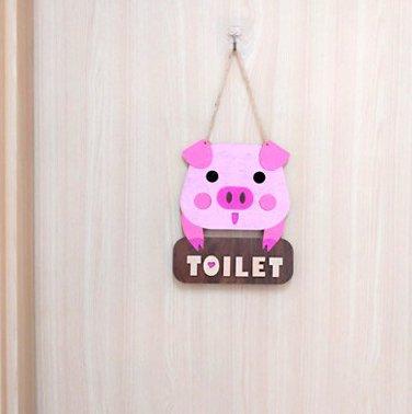 Bảng gỗ heo hồng treo toilet