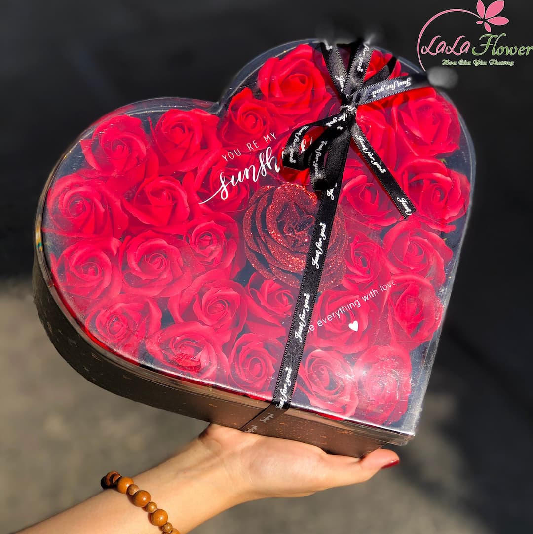 Hộp hoa hồng sáp thơm trái tim đỏ 25x21cm