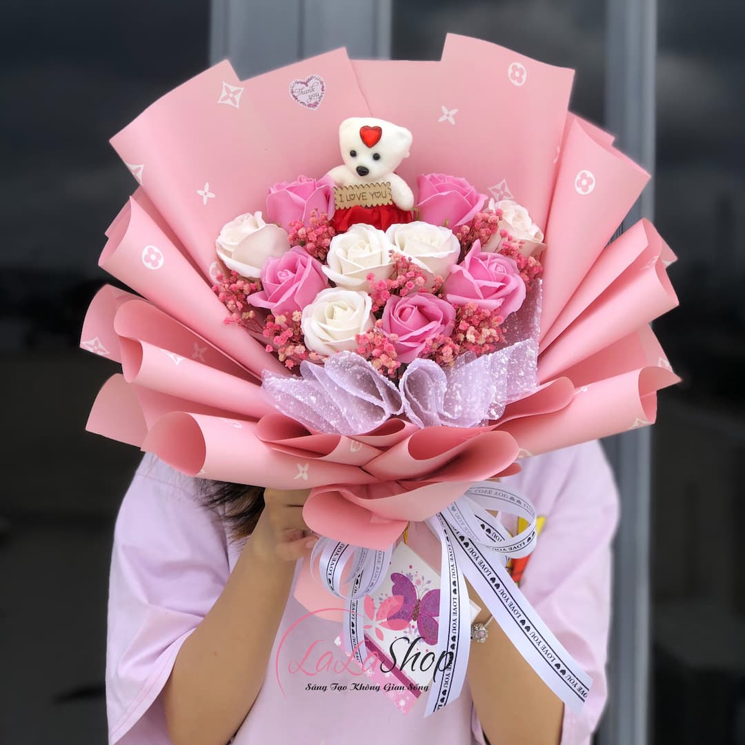 Bó hoa hồng sáp thơm sắc hồng đỏ yêu thương kèm gấu mini I LOVE YOU