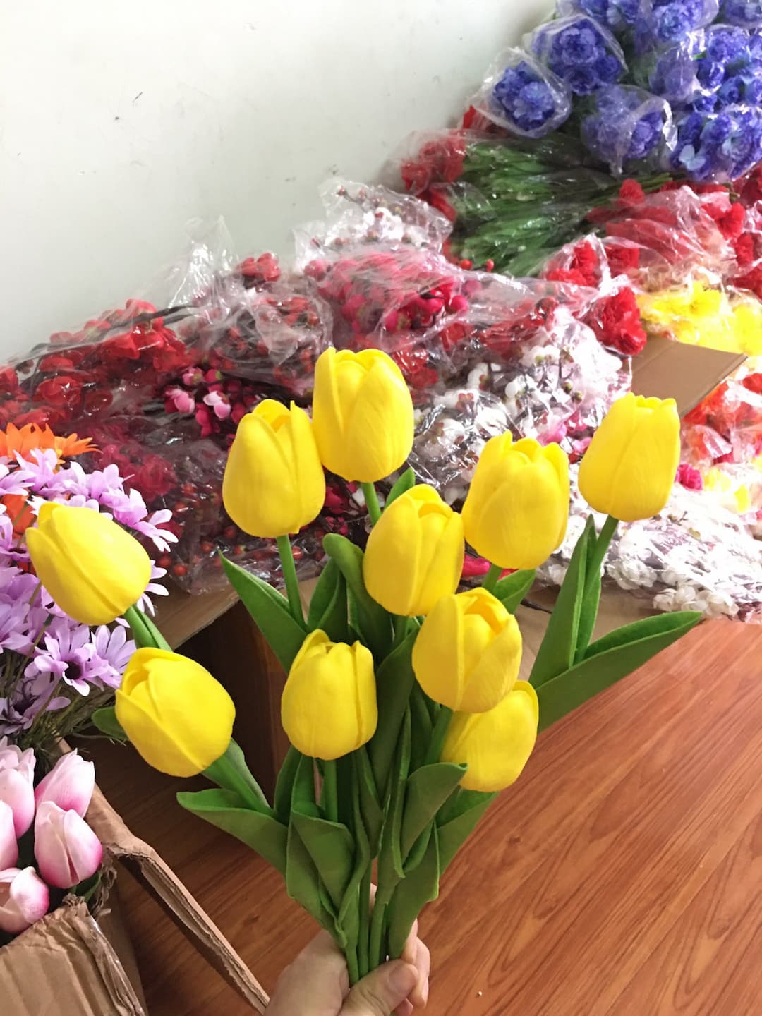 Cành hoa Tulip giả trang trí nhà cửa