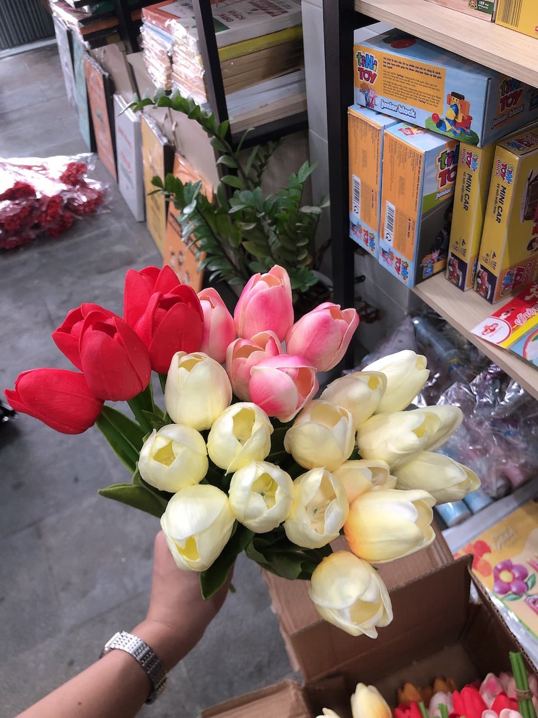 Cành hoa Tulip giả trang trí nhà cửa