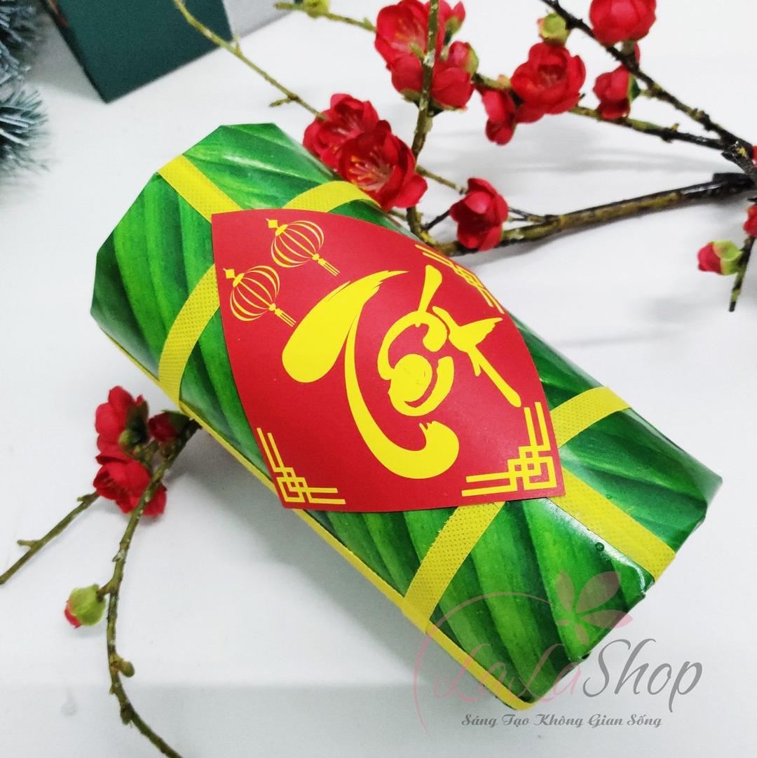 Mô hình bánh tét trang trí tết có chữ tết