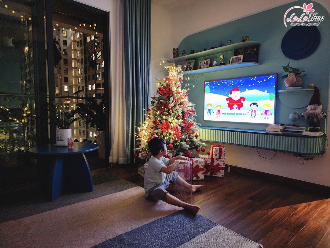 Cây thông lá PE phủ tuyết gắn trái đỏ - cây tự động