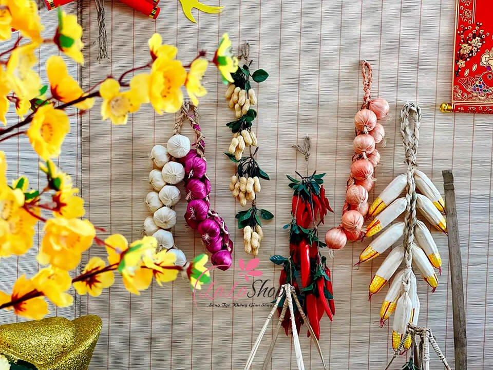 Trang trí Tết với dây củ quả giả