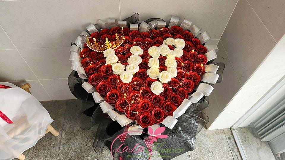 Hoa tặng 8/3 - Bó 94 Hoa Hồng Hình Trái Tim Tặng Vợ Kèm Thiệp Và Vương Miện