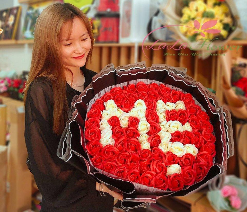 Hoa tặng 8/3 - Bó Hoa Sáp 99 Bông Tặng Mẹ - LOVE MOM
