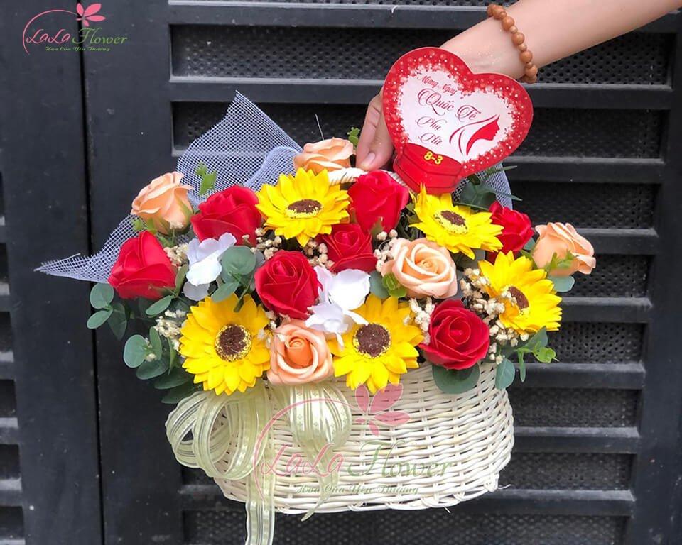 Hoa tặng 8/3 - Giỏ Hoa Sáp Thơm Sắc Màu Xinh Tươi
