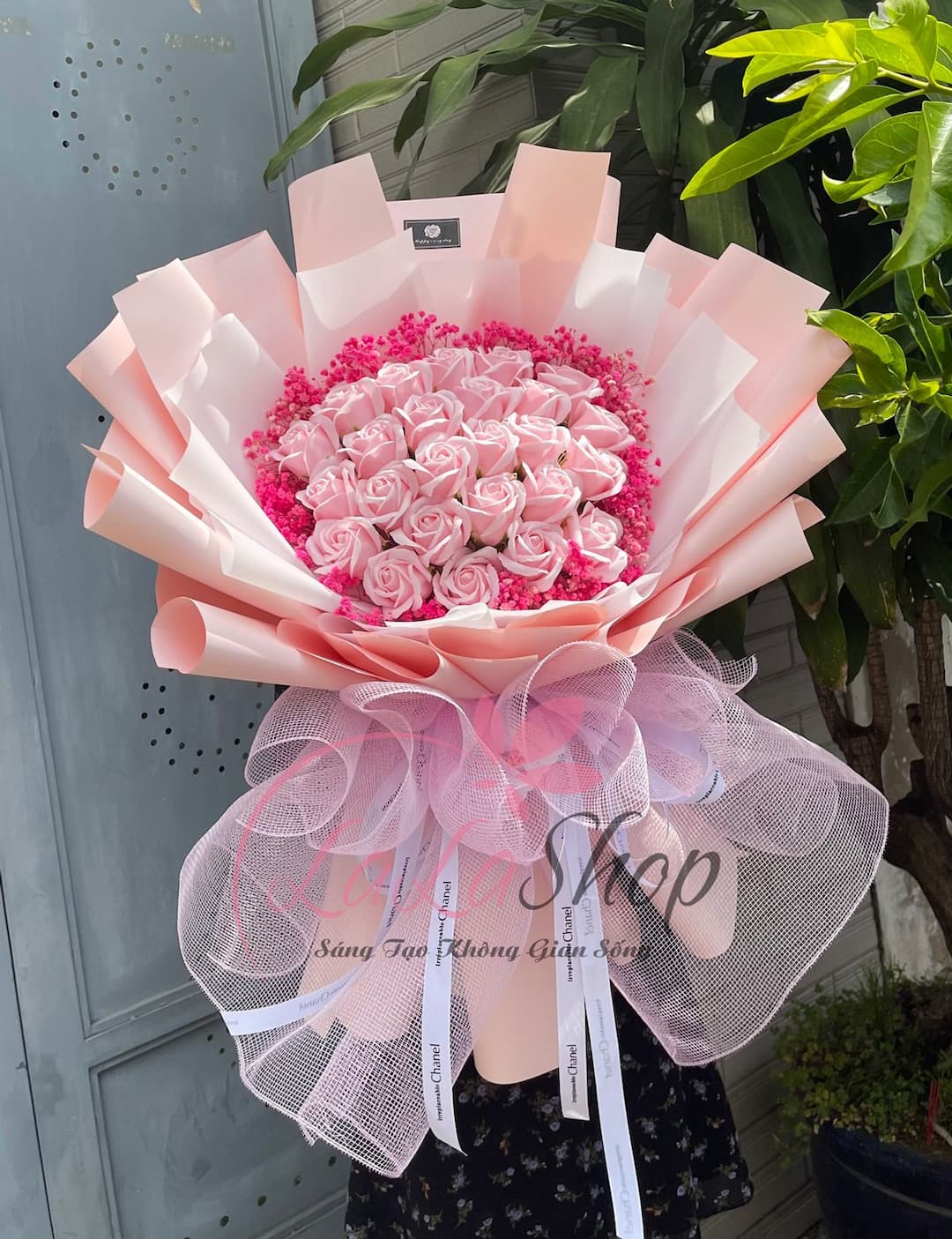 Bó hoa hồng sáp pastel kèm hoa bi điểm sắc hồng thắm rực rỡ