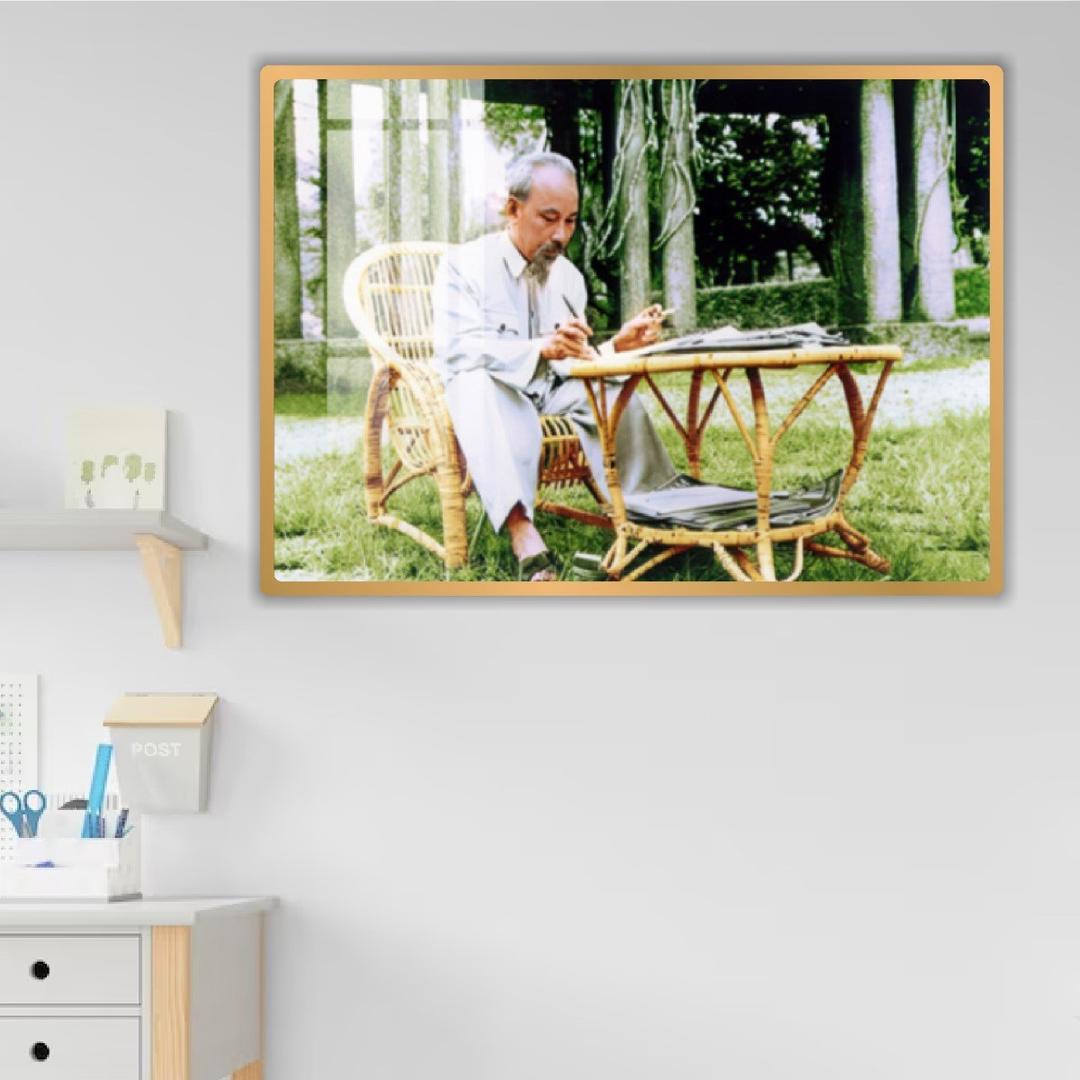 Tranh Treo Tường Bác Hồ Ngồi Làm Việc