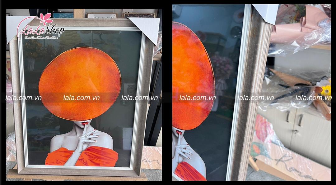 Tranh Treo Tường Canvas Lồng Khung Nâu Và Trắng