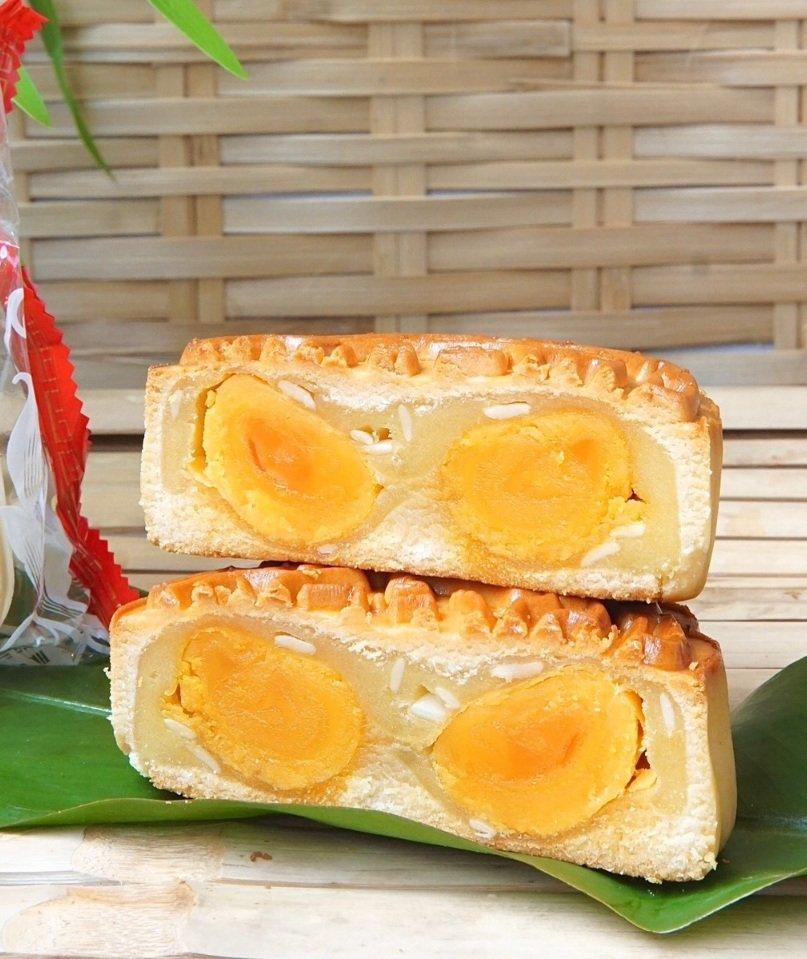 Bánh trung thu nhân hạt sen 2 trứng 200G Bánh Tân Dân Lợi