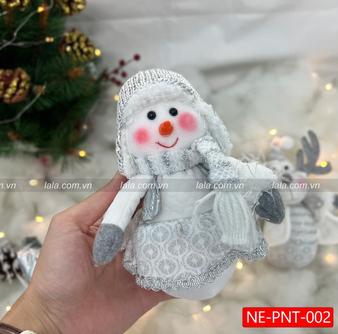 Người tuyết trắng treo cây thông noel trang trí giáng sinh năm mới