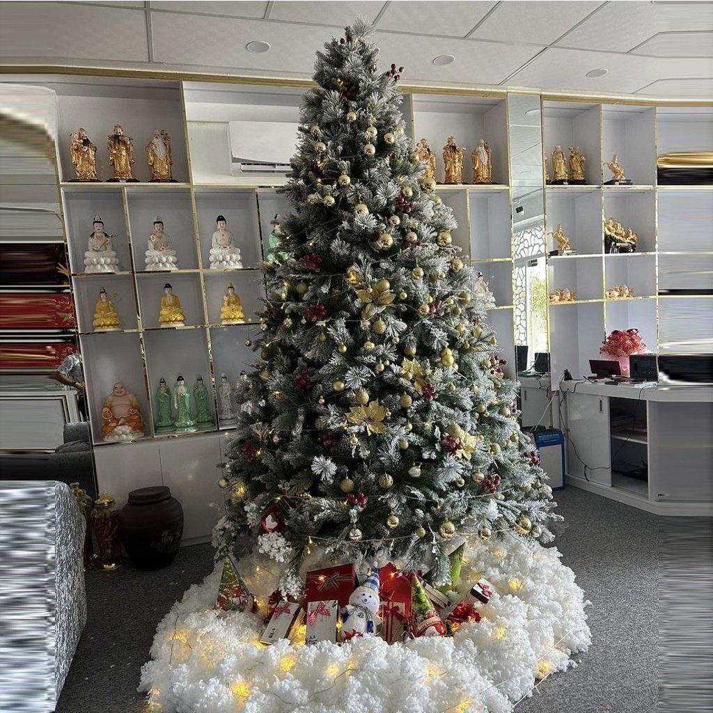 Cây thông noel cước đầu loa loại 5 lá phủ tuyết gắn trái đỏ