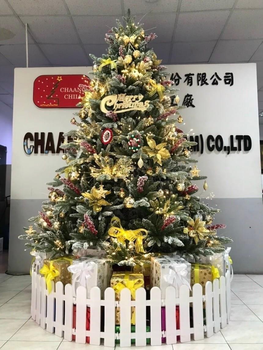 Cây thông lá PE phủ tuyết gắn trái đỏ - cây tự động