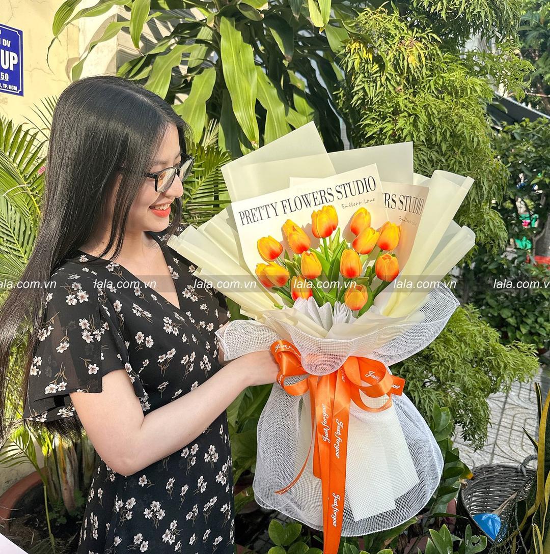 Bó hoa tulip 15 bông rực rỡ