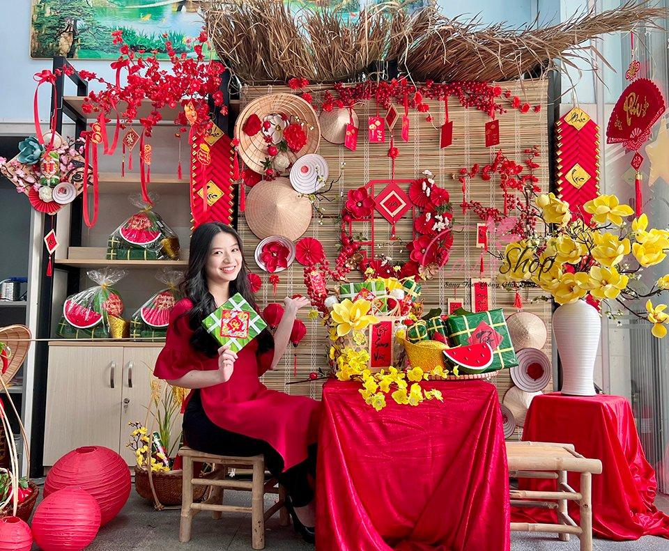 Trang trí Tết với mành tre trang trí kèm phụ kiện Tết