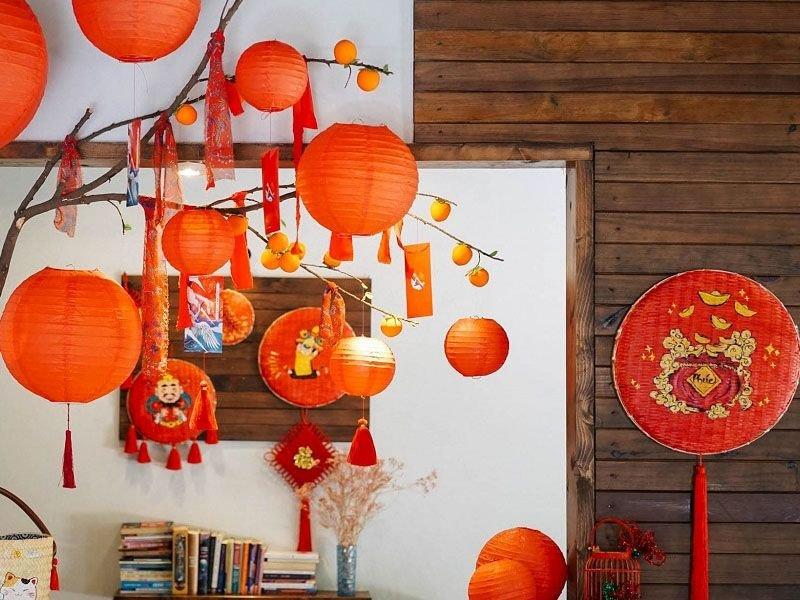Đèn trang trí tết - Trang trí phòng khách ngày Tết bằng đèn lồng đỏ