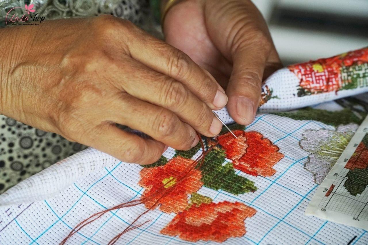 Tranh thêu là dòng tranh vải truyền thống, đòi hỏi sự tỉ mỉ