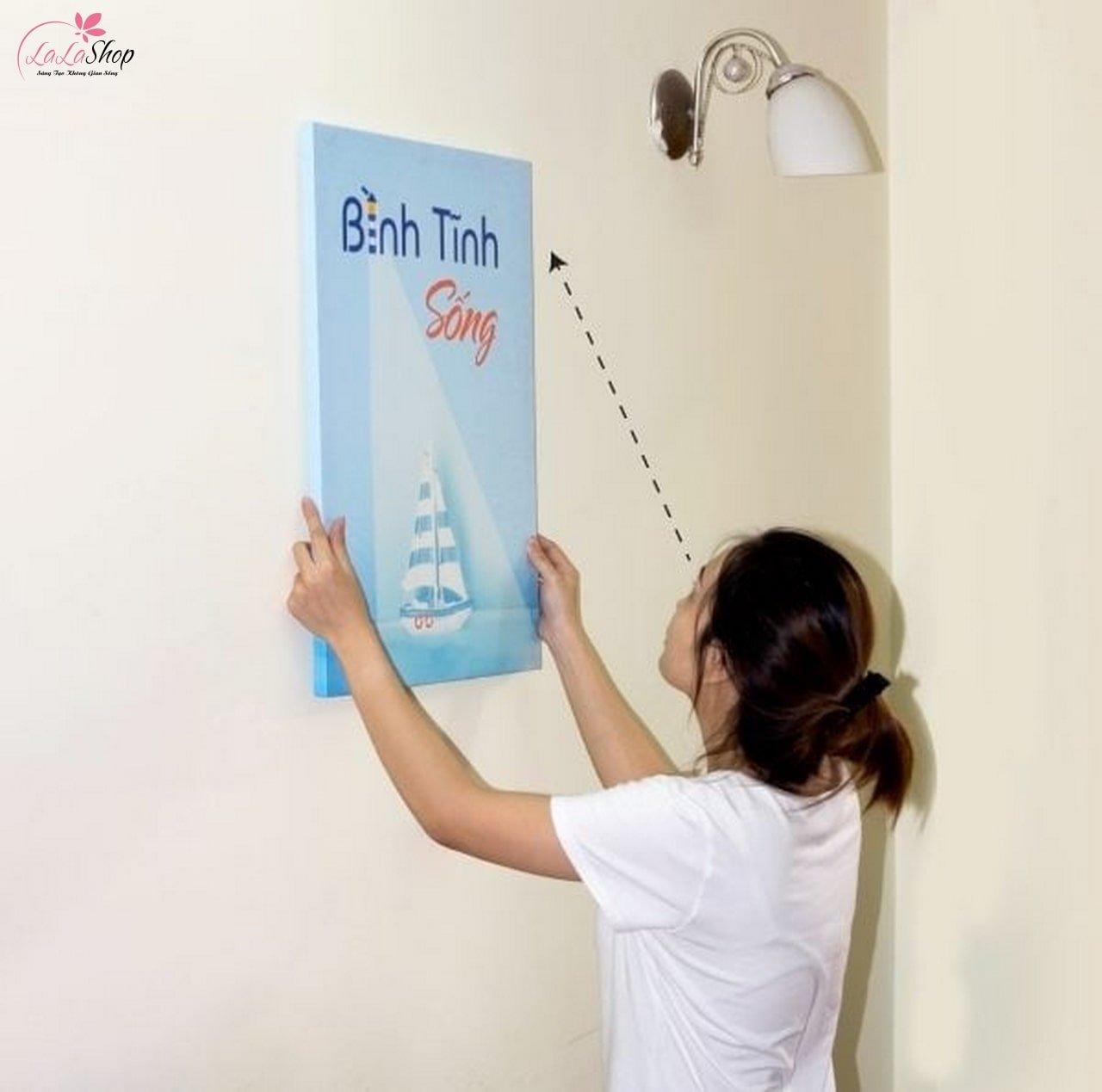 Tìm và ký hiệu vị trí trên tường, nơi treo combo tranh văn phòng