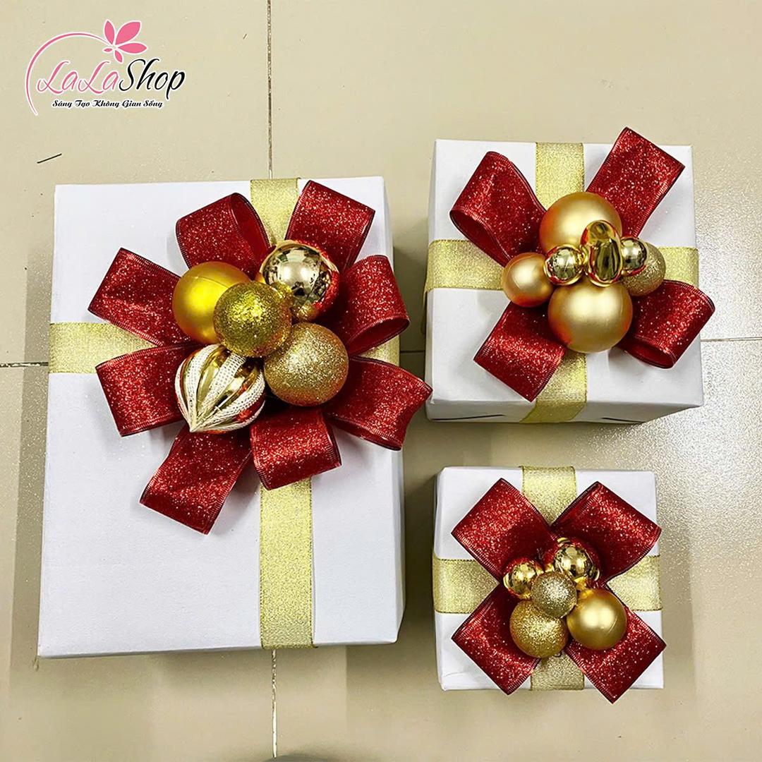 Set 3 hộp quà giáng sinh trang trí nơ đỏ và quả châu vàng làm quà tặng Noel