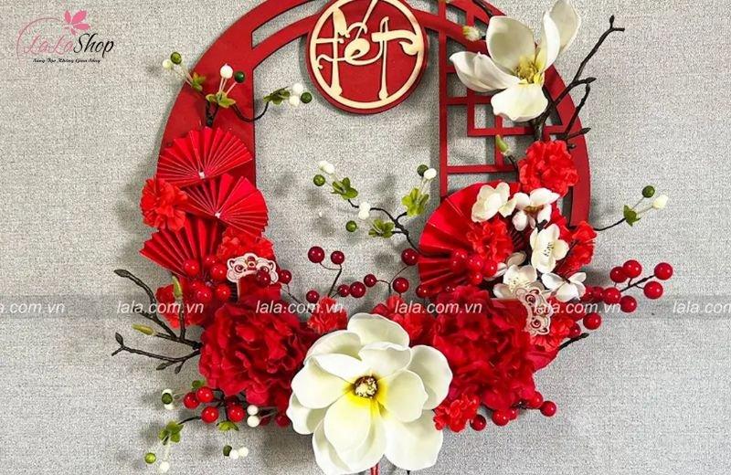 Vòng hoa trang trí – gửi gắm lời chúc an khang đầu năm.