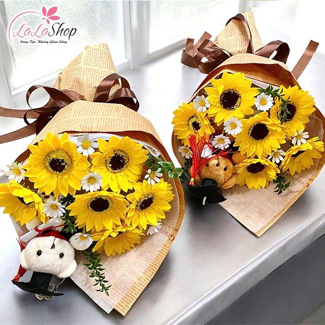 Bó hoa tốt nghiệp với Gấu, Cừu Bông xinh xắn mix cúc trắng mini
