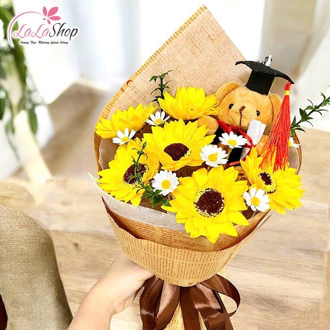 Bó hoa tốt nghiệp với Gấu, Cừu Bông xinh xắn mix cúc trắng mini